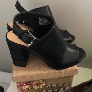 Women’s shoes size 8 med Apt 9